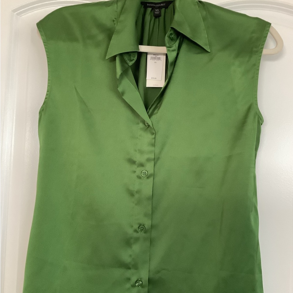 Banana Republic Green Sleeveless Blouse with Notched Collar